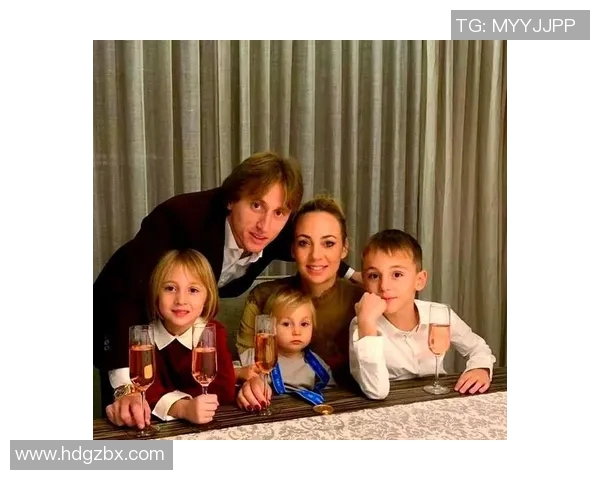 足球明星的女友莱娜:她背后的故事与爱情旅程揭秘